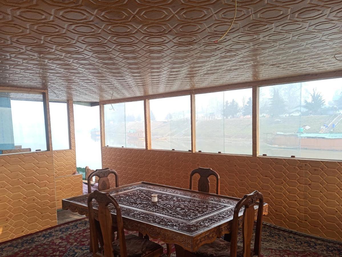 Houseboat Karima Palace Srīnagar Extérieur photo