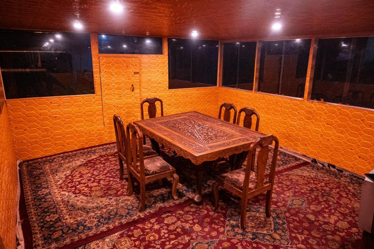 Houseboat Karima Palace Srīnagar Extérieur photo