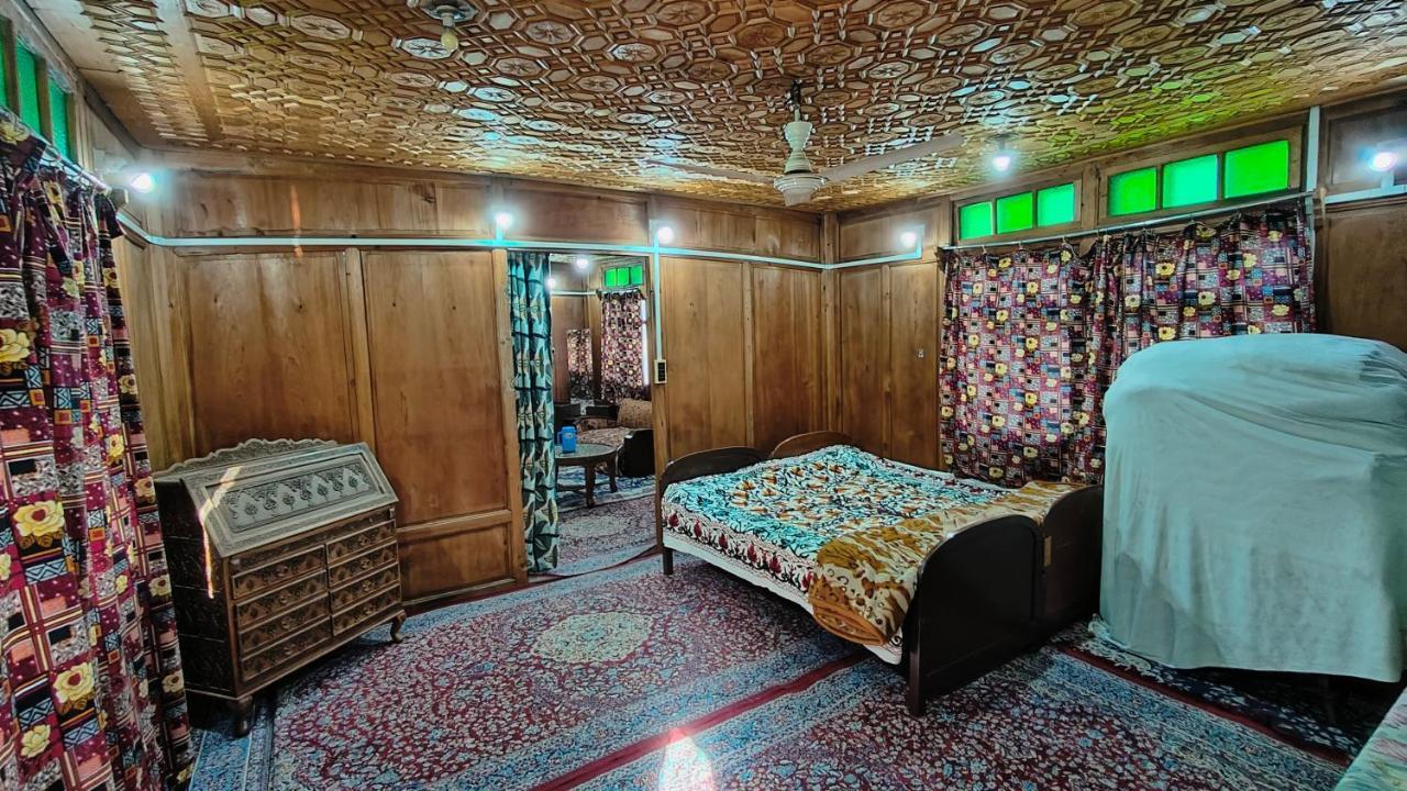 Houseboat Karima Palace Srīnagar Extérieur photo
