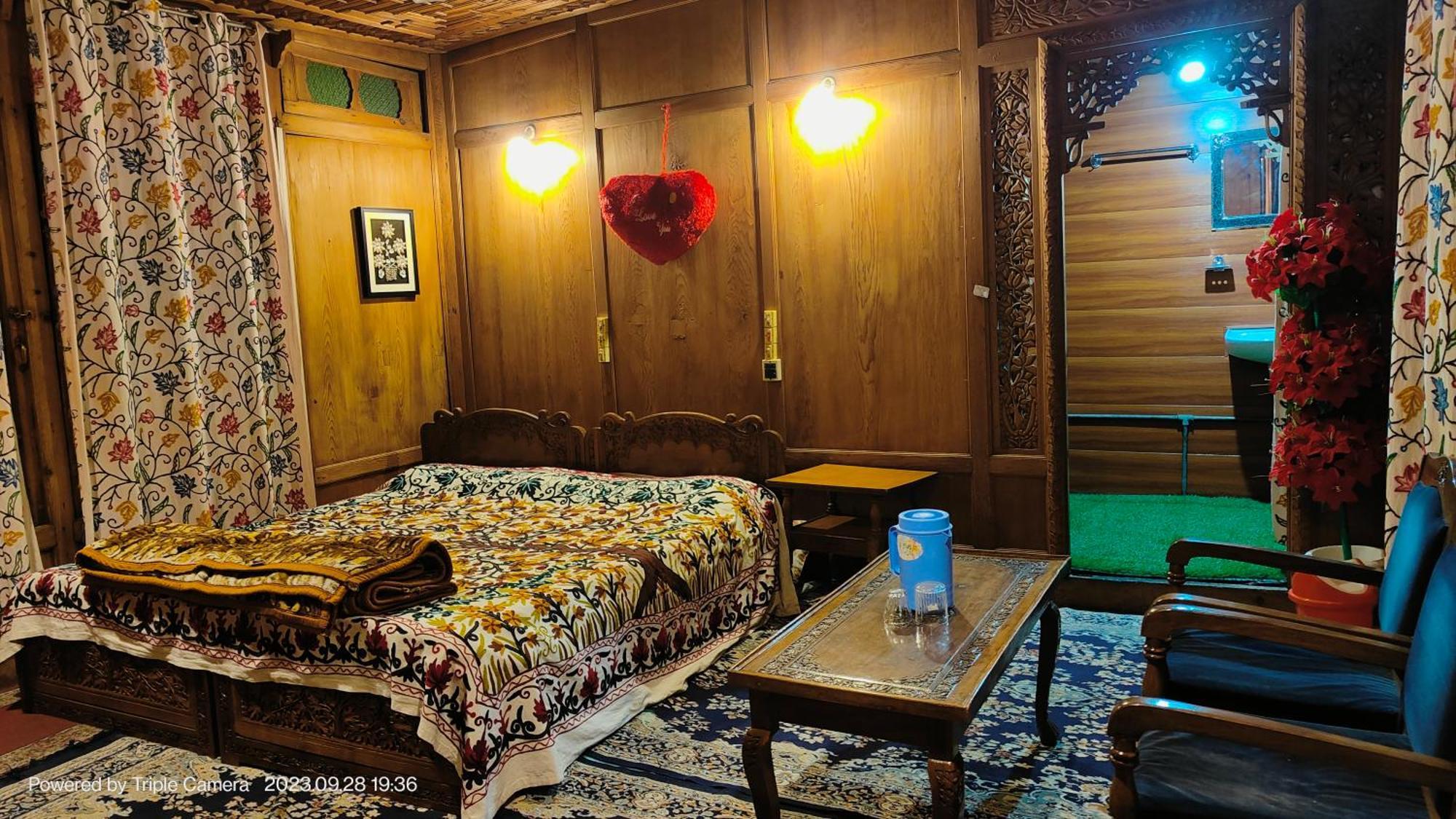 Houseboat Karima Palace Srīnagar Extérieur photo