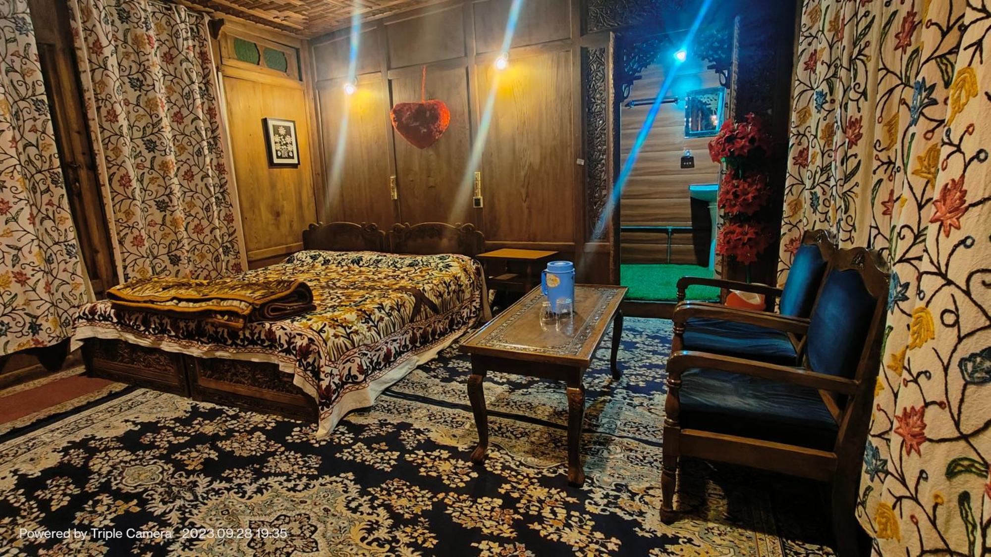 Houseboat Karima Palace Srīnagar Extérieur photo