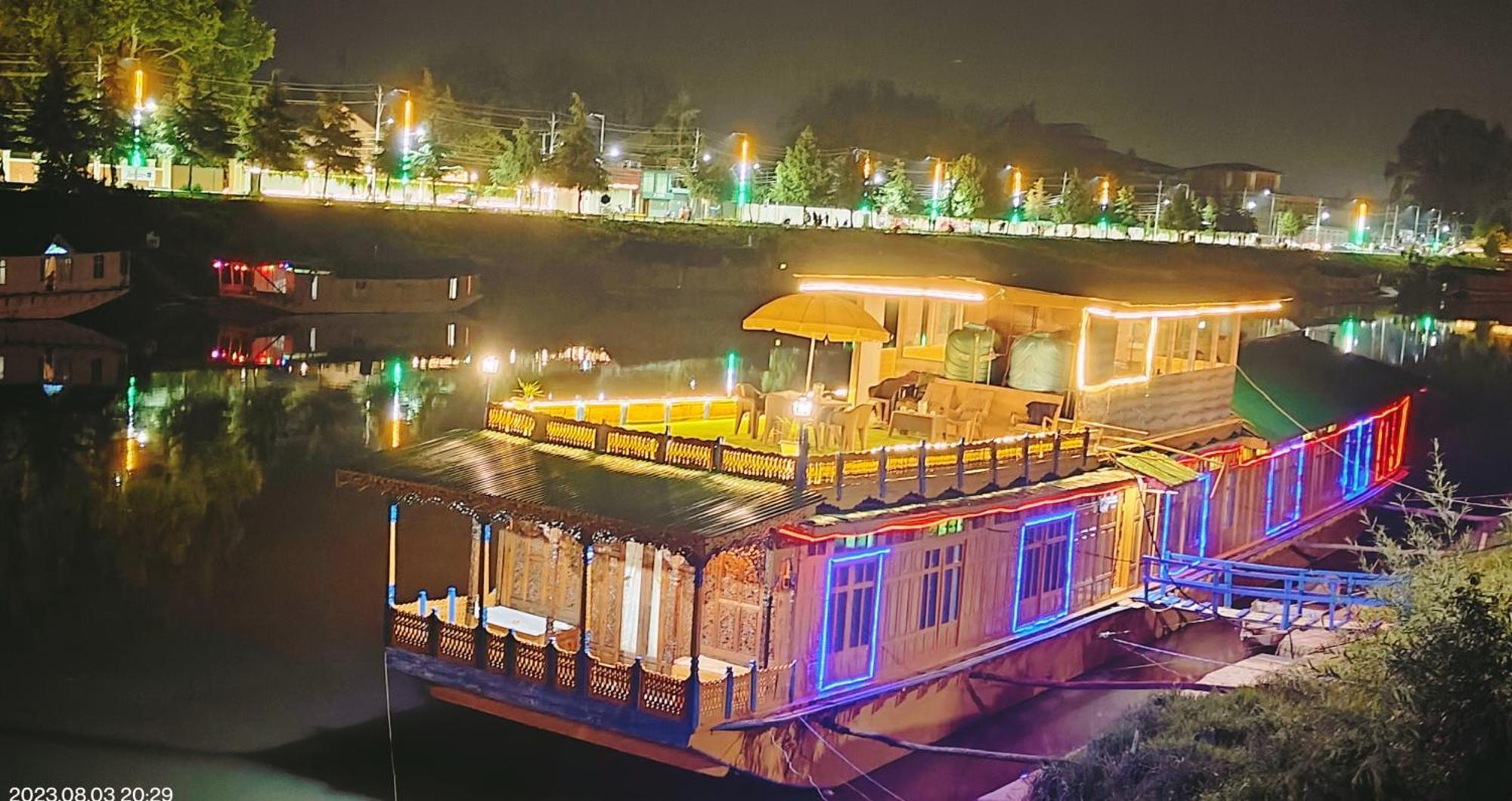 Houseboat Karima Palace Srīnagar Extérieur photo