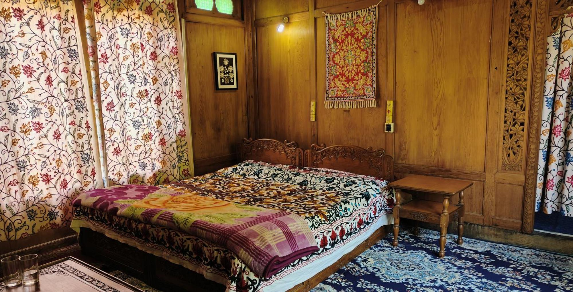 Houseboat Karima Palace Srīnagar Extérieur photo