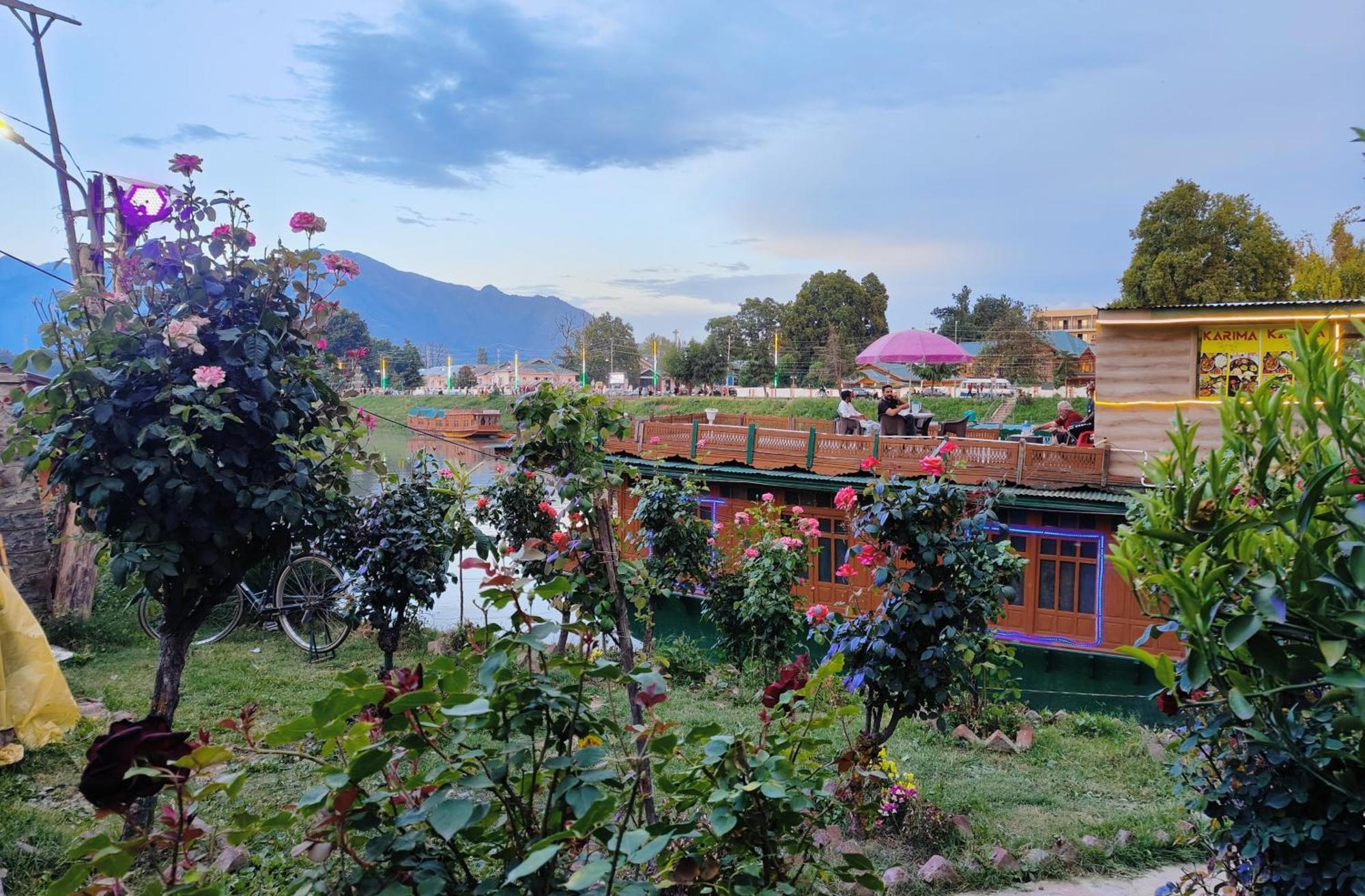 Houseboat Karima Palace Srīnagar Extérieur photo