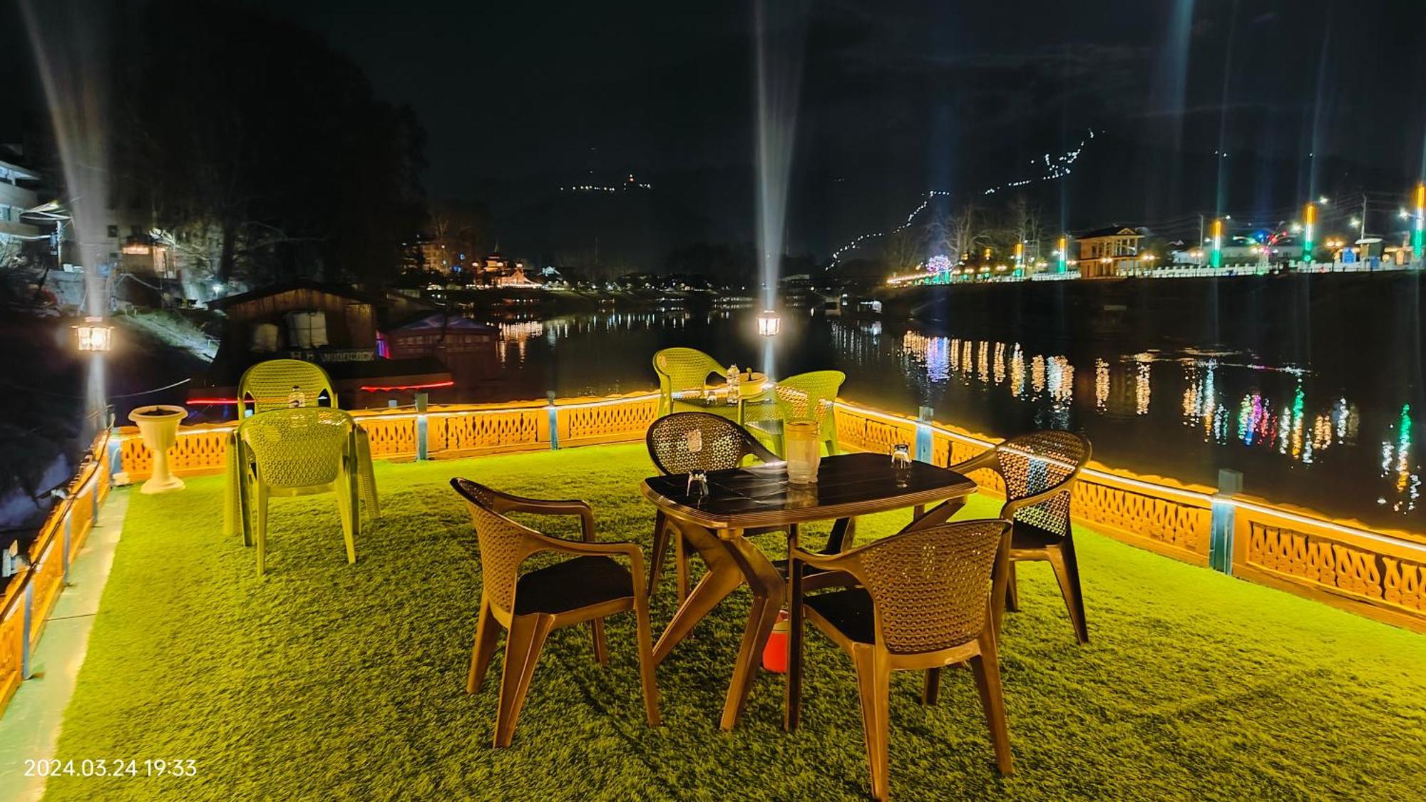 Houseboat Karima Palace Srīnagar Extérieur photo