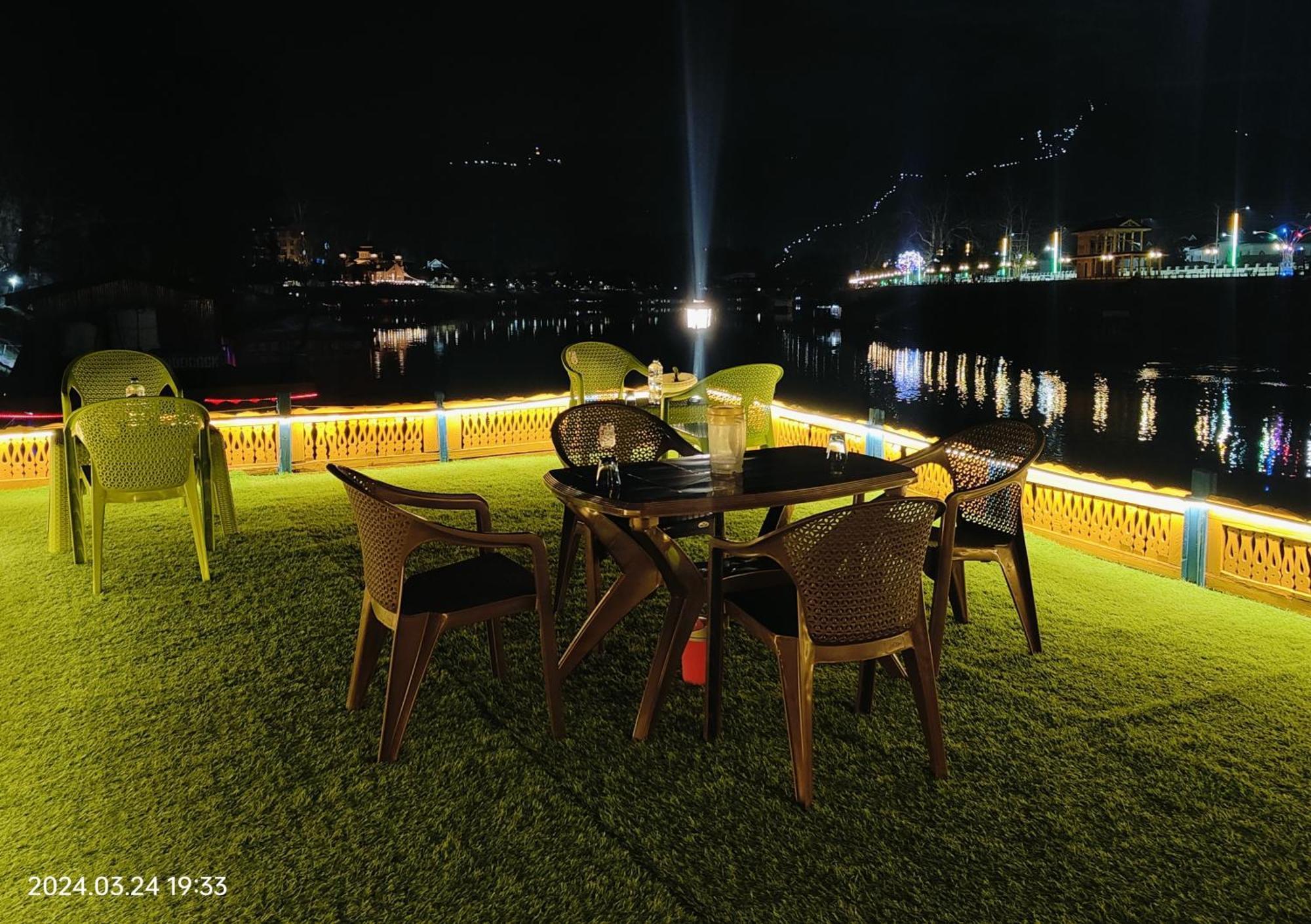 Houseboat Karima Palace Srīnagar Extérieur photo