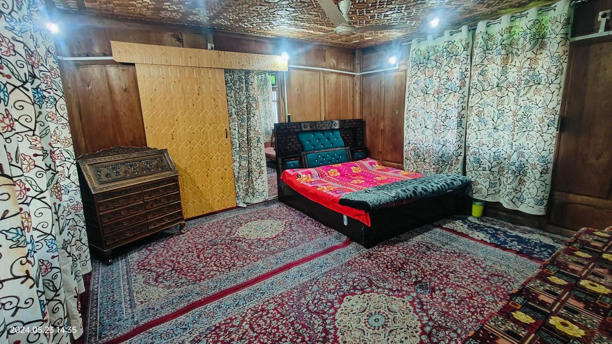 Houseboat Karima Palace Srīnagar Extérieur photo