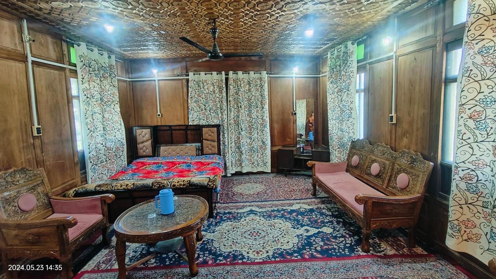 Houseboat Karima Palace Srīnagar Extérieur photo