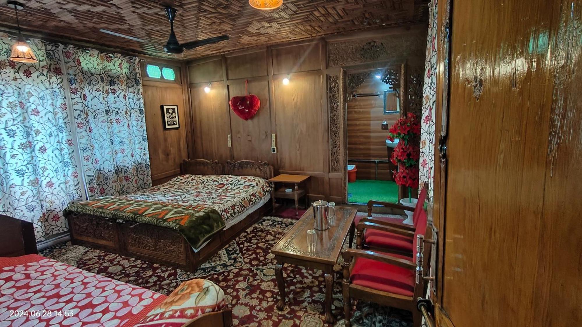 Houseboat Karima Palace Srīnagar Extérieur photo