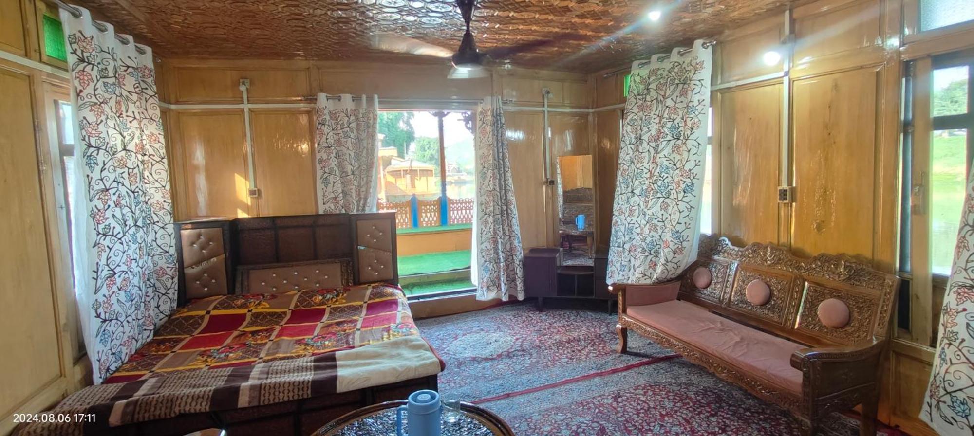Houseboat Karima Palace Srīnagar Extérieur photo