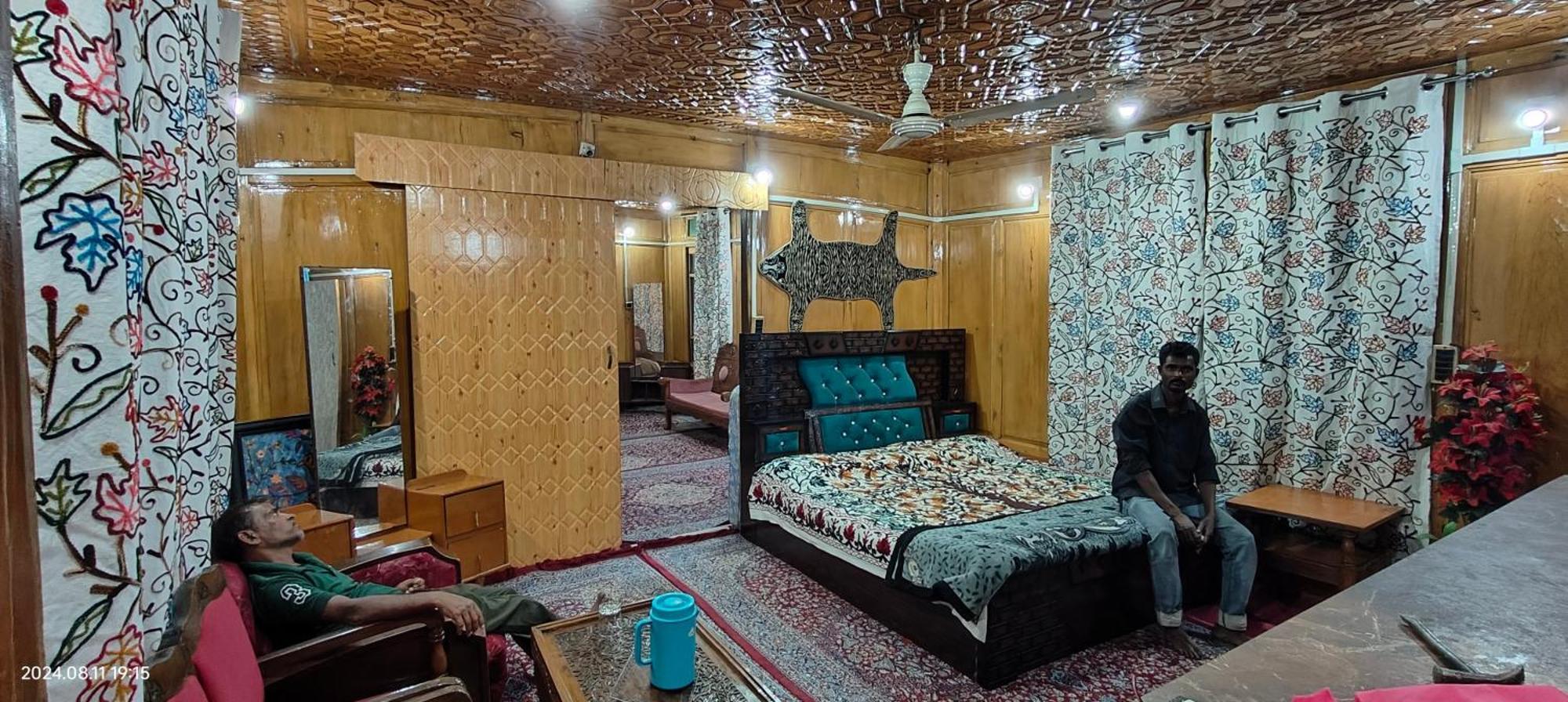 Houseboat Karima Palace Srīnagar Extérieur photo