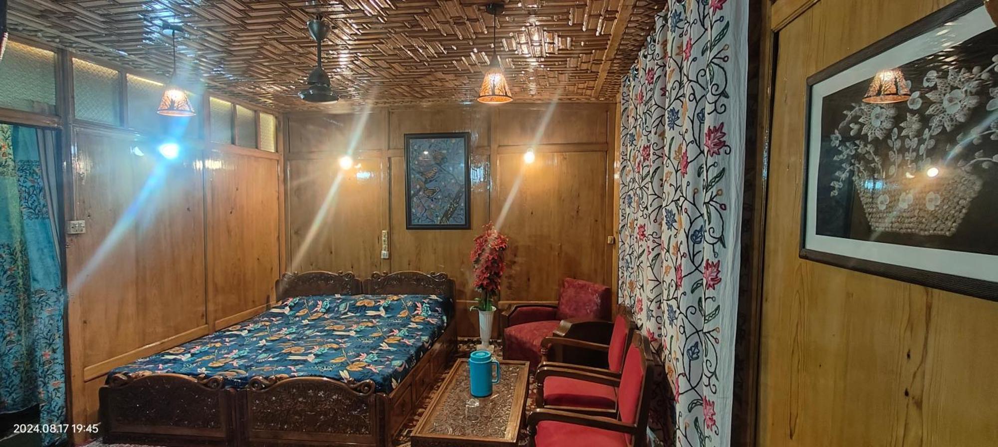 Houseboat Karima Palace Srīnagar Extérieur photo