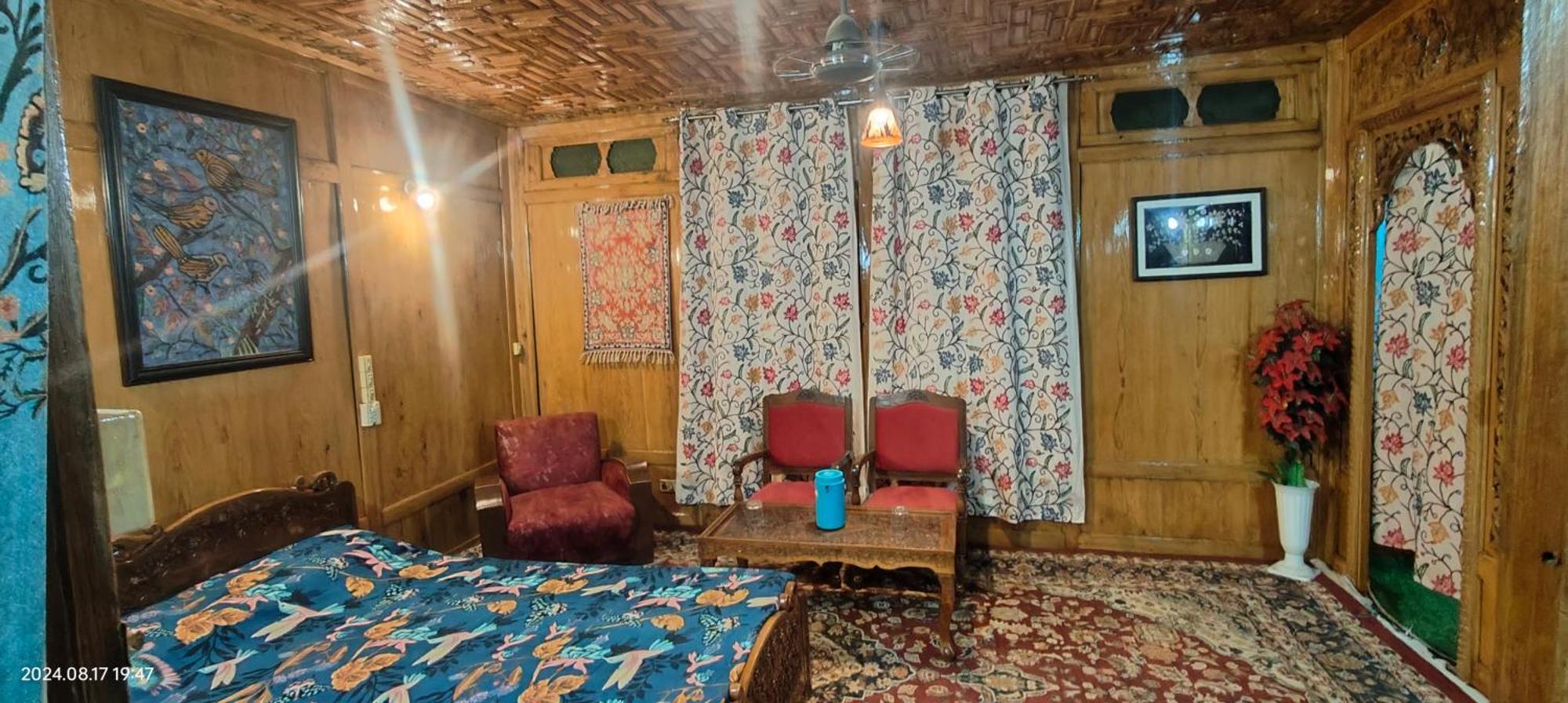 Houseboat Karima Palace Srīnagar Extérieur photo