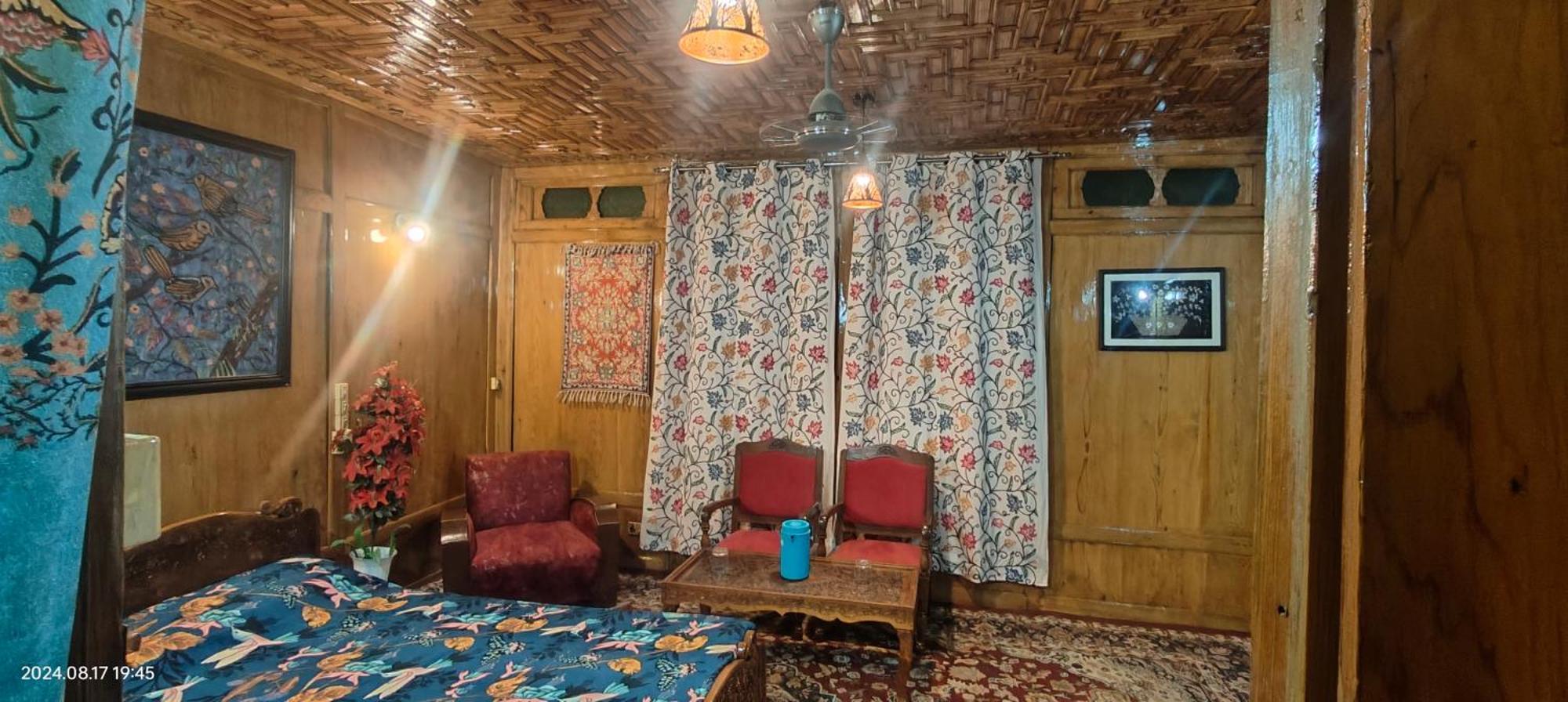 Houseboat Karima Palace Srīnagar Extérieur photo